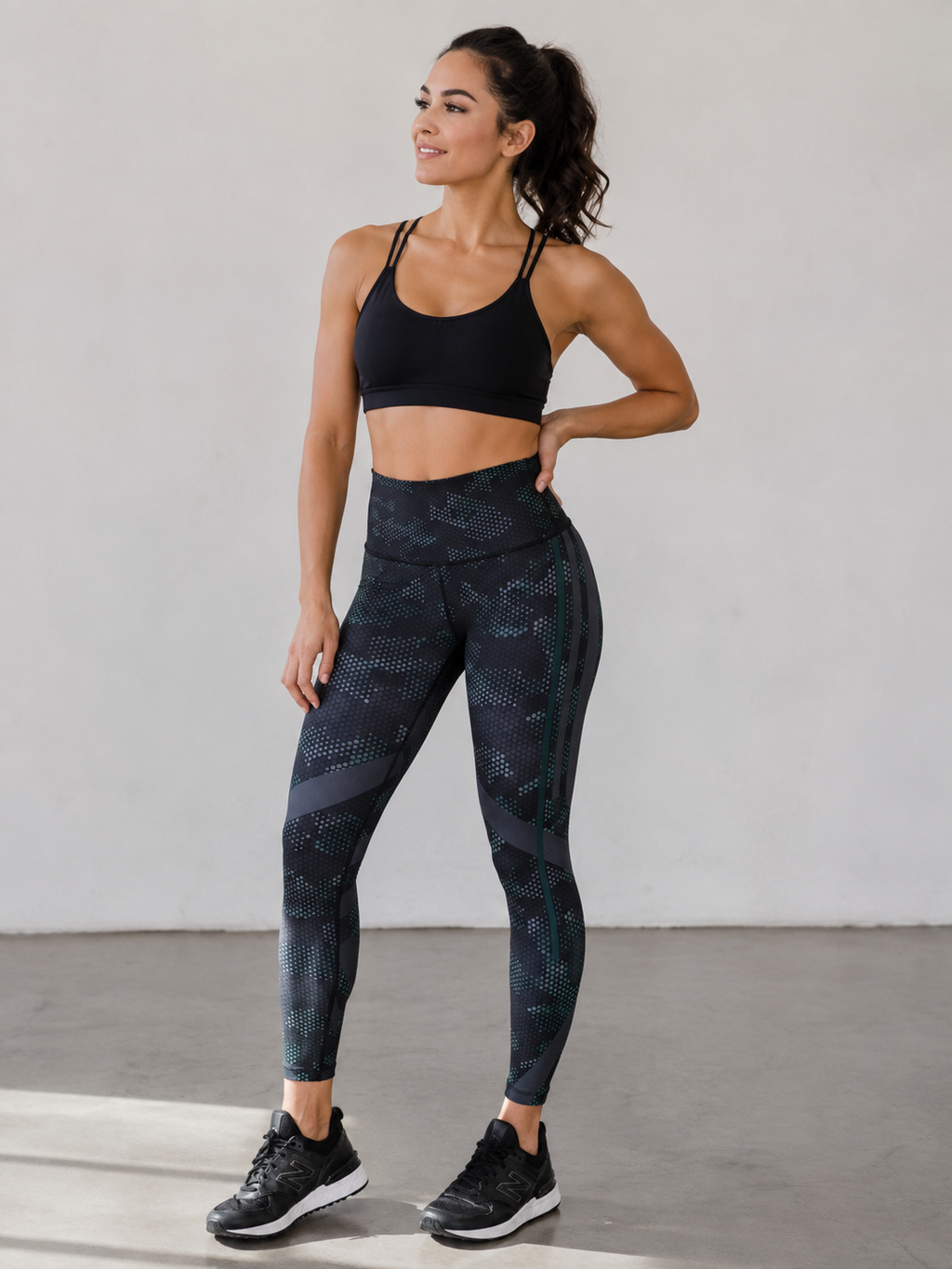 Woman wearing Carbon Edge Leggings while in fitness studio