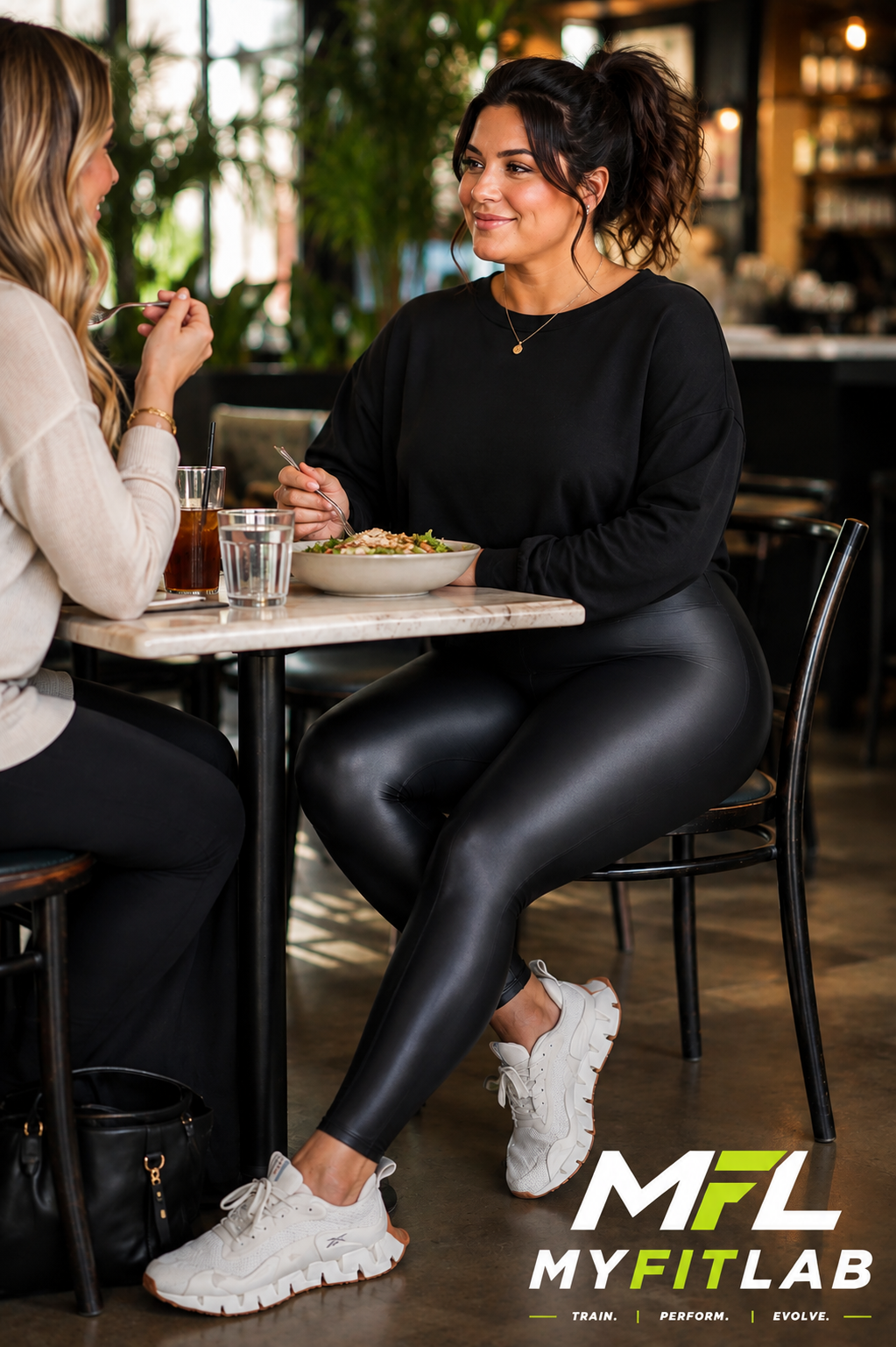Woman wearing Midnight Luxe mettalic Leggings while having a brunch with a friend 